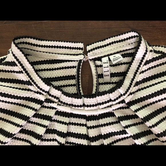 ELLE Cap-Sleeve Blouse - Picture 3 of 6